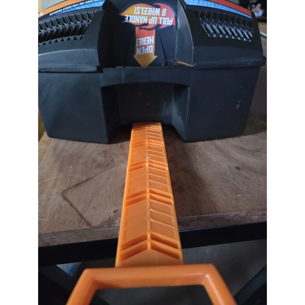 HOT WHEELS 100 CAR STORAGE AND CARRYING CASE Nice Condition Made In USA 2016